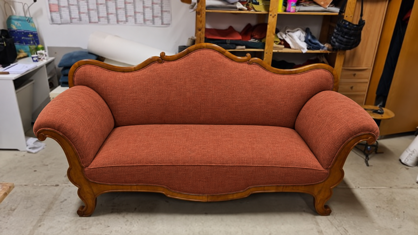 Gestaltungsinspiration: antikes Sofa mit warmem terrakottafarbenem Bezug